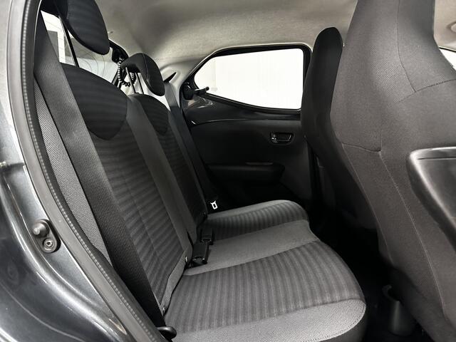 Toyota AYGO 1.0 VVT-i x-play/ 5-Drs/ AUTOMAAT!/ Camera/ Media-Scherm/ Airco/ C.V. Afstand/ Elek. Ramen/ Isofix/ Bluetooth/ Multi. LEDER. Stuur/ LED Dagrijverl/ Getint glas.