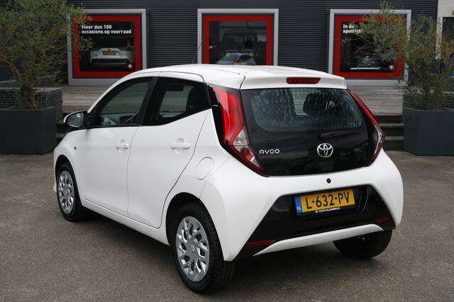 Toyota AYGO 1.0 VVT-i x-play Automaat | DAB | bluetooth |