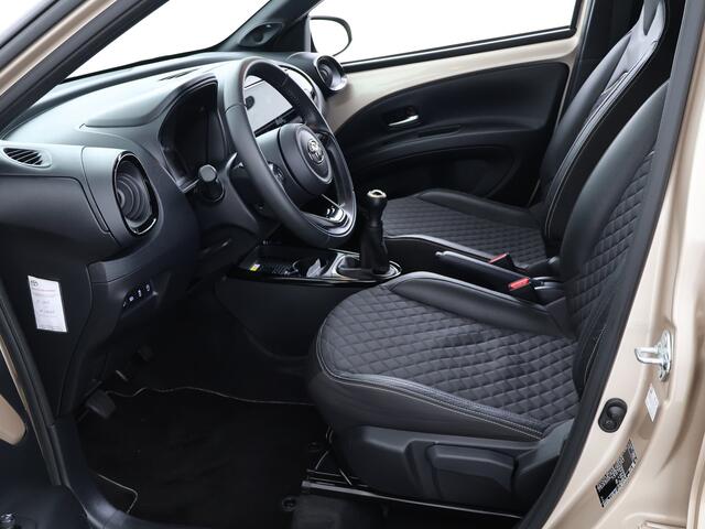 Toyota AYGO X 1.0 VVT-i MT Premium | Stoelverwarming | 18 inch lichtmetalen velgen | Climate control | Privacy glass |