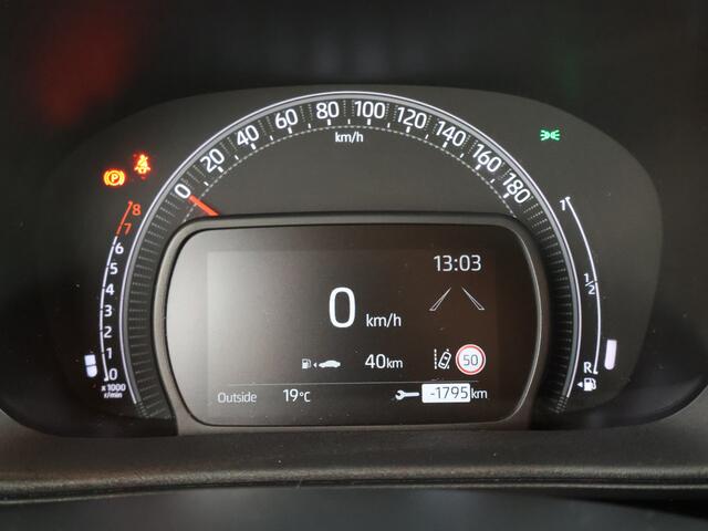 Toyota AYGO X 1.0 VVT-i MT Premium | Stoelverwarming | 18 inch lichtmetalen velgen | Climate control | Privacy glass |