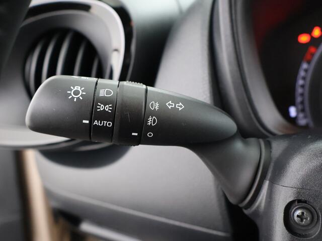 Toyota AYGO X 1.0 VVT-i MT Premium | Stoelverwarming | 18 inch lichtmetalen velgen | Climate control | Privacy glass |