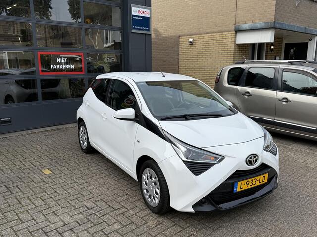 Toyota AYGO 1.0 VVT-i x-play Automaat / Airco/ Apple carplay/ LED