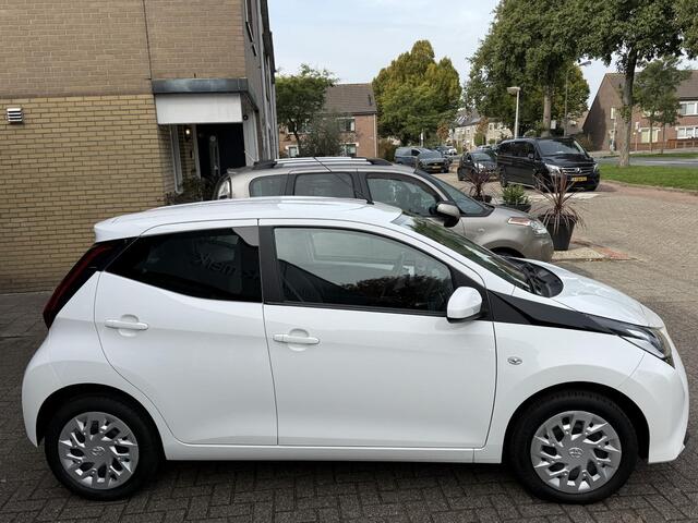 Toyota AYGO 1.0 VVT-i x-play Automaat / Airco/ Apple carplay/ LED