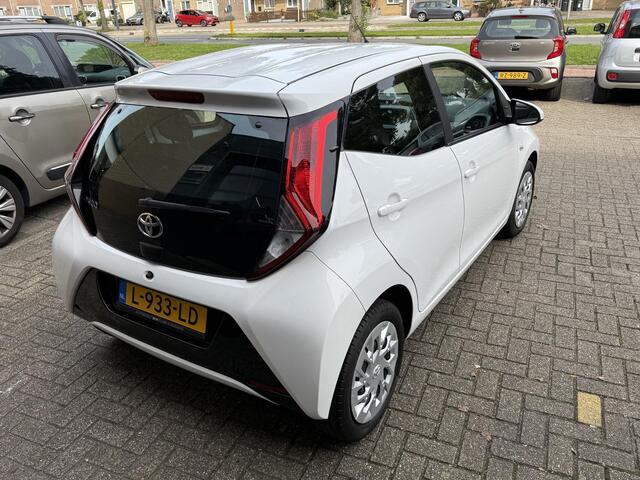 Toyota AYGO 1.0 VVT-i x-play Automaat / Airco/ Apple carplay/ LED