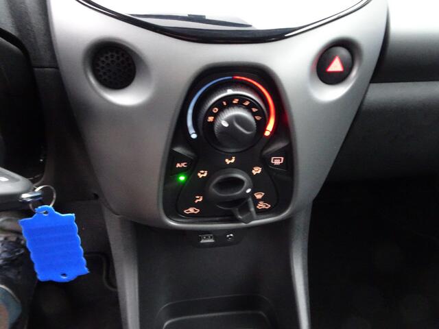 Toyota AYGO 1.0 VVT-i x-play limited Airco, achteruitrijcamera, cabrio top, apple carplay/android auto, enz.