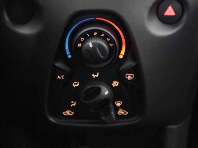 Toyota AYGO 1.0 VVT-i X-Fun Sport + Coral Red Pack | 1e eigenaar | Dealer onderhouden | Airco | Privacy Glass | Elektrische ramen |