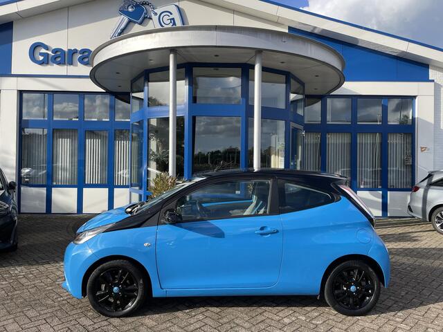 Toyota AYGO 1.0 VVT-i x-play | Two Tone, 15" LM-Velgen, Cruise controle, Blue tooth radio, Camera