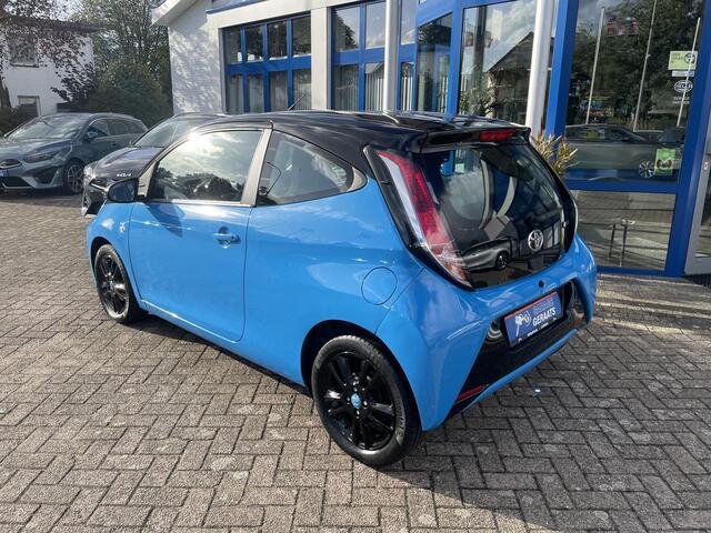 Toyota AYGO 1.0 VVT-i x-play | Two Tone, 15" LM-Velgen, Cruise controle, Blue tooth radio, Camera