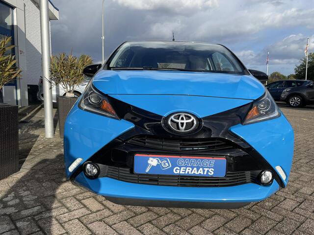 Toyota AYGO 1.0 VVT-i x-play | Two Tone, 15" LM-Velgen, Cruise controle, Blue tooth radio, Camera