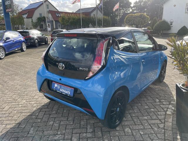 Toyota AYGO 1.0 VVT-i x-play | Two Tone, 15" LM-Velgen, Cruise controle, Blue tooth radio, Camera