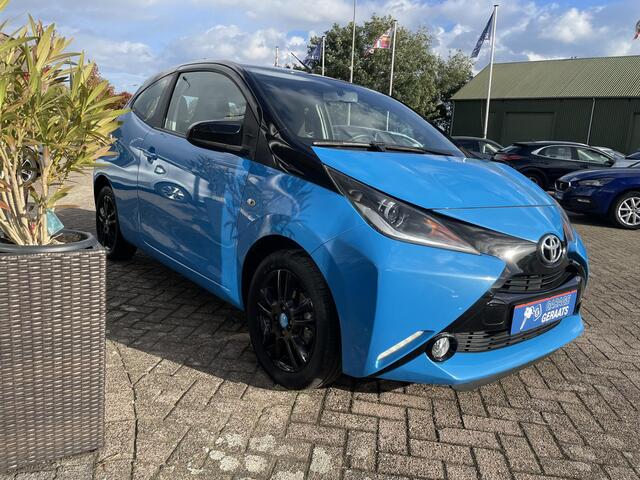 Toyota AYGO 1.0 VVT-i x-play | Two Tone, 15" LM-Velgen, Cruise controle, Blue tooth radio, Camera