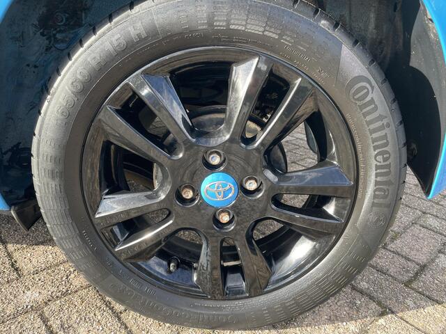 Toyota AYGO 1.0 VVT-i x-play | Two Tone, 15" LM-Velgen, Cruise controle, Blue tooth radio, Camera