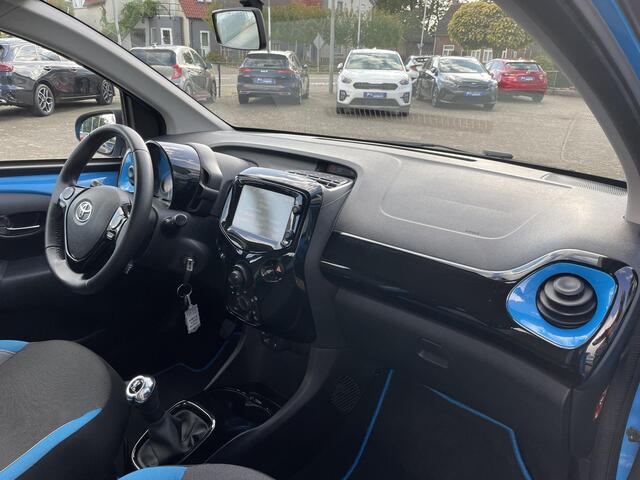 Toyota AYGO 1.0 VVT-i x-play | Two Tone, 15" LM-Velgen, Cruise controle, Blue tooth radio, Camera
