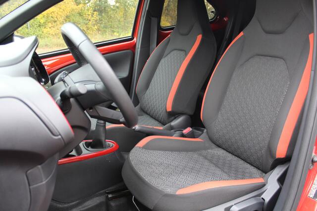 Toyota AYGO X 1.0 VVT-i MT Envy | Rijklaar | Stoel-/stuurverw. | Keyless | Parkeersens. v+a | Camera | Navi | Apple/Android | LED