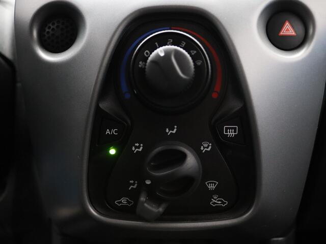 Toyota AYGO 70pk VVT-i x-play Semi Automaat Airco | Camera | Carplay