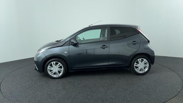 Toyota AYGO 1.0 VVT-i x-play | 4 Seizoenenbanden | P. Camera | Climate Control