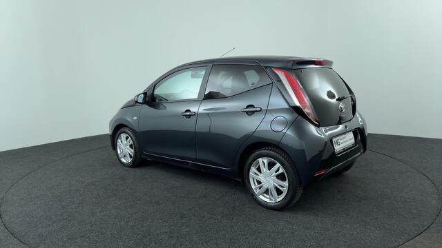 Toyota AYGO 1.0 VVT-i x-play | 4 Seizoenenbanden | P. Camera | Climate Control