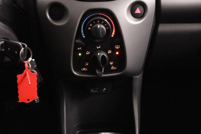Toyota AYGO 1.0 VVT-i x-play | Apple Carplay/Android Auto | Parkeercamera | Airco |