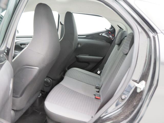 Toyota AYGO 1.0 VVT-i Automaat x-play | Bluetooth | Trekhaak | Camera | Carplay | 79.228 Km!!