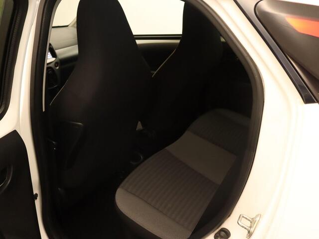 Toyota AYGO 1.0 VVT-i x-play - ORIGINEEL NEDERLANDSE AUTO - HOMMEL ONDERHOUDEN! - APPLE CARPLAY/ANDROID AUTO - ACHTERUITRIJCAMERA - ALL SEASON BANDEN - AIRCO - BLUETOOTH