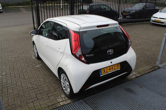 Toyota AYGO 1.0 VVT-i x-play Lage kilometerstand/Achteruitrijcamera/App connect/Airco/Orig. NL auto/Begrenzer