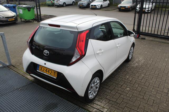 Toyota AYGO 1.0 VVT-i x-play Lage kilometerstand/Achteruitrijcamera/App connect/Airco/Orig. NL auto/Begrenzer