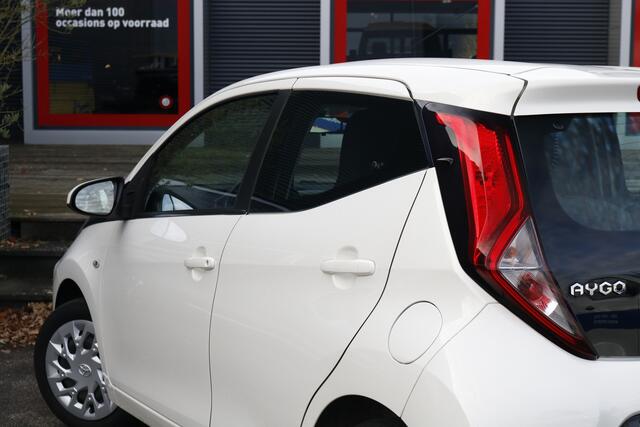 Toyota AYGO 1.0 VVT-i x-play | Automaat | Apple Carplay | Lage KM stand | Dealeronderhouden |