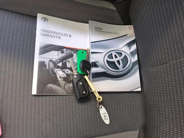 Toyota AYGO 1.0 VVT-i X-Play 5-DRS Airco DAB+ Carplay Navi X-Play Pack Achteruitrij Camera