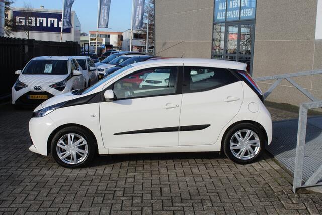 Toyota AYGO 1.0 VVT-i x-play Automaat/Achteruitrijcamera/Airco/Licht metalen velgen/Bluetooth/Centrale vergrendeling/Elektrische ramen