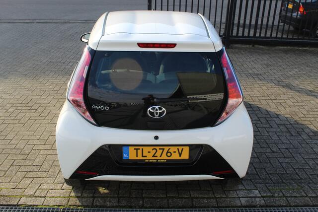 Toyota AYGO 1.0 VVT-i x-play Automaat/Achteruitrijcamera/Airco/Licht metalen velgen/Bluetooth/Centrale vergrendeling/Elektrische ramen