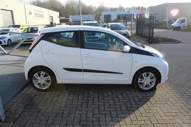 Toyota AYGO 1.0 VVT-i x-play Automaat/Achteruitrijcamera/Airco/Licht metalen velgen/Bluetooth/Centrale vergrendeling/Elektrische ramen