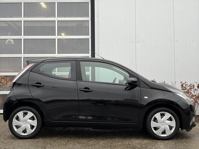Toyota AYGO 1.0 VVT-i x-play 70pk | Achteruitrijcamera | Airco | Bluetooth | Cruise Control | Elektrische ramen voor | Navigatiesysteem | LED dagrijverlichting | Rijdt perfect!