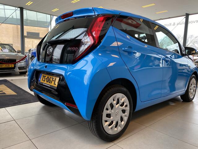 Toyota AYGO 1.0 VVT-i x-play,Apple Carplay/Android Auto,Achteruitrijcamera,Airco,Snelheidsbegrenzer,Elektrischpakket,Usb Ipod Aansluiting,Lage Kilometerstand