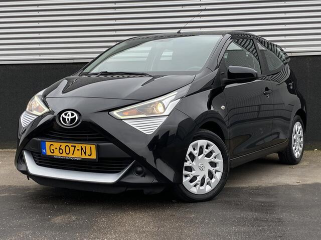 Toyota AYGO 1.0 VVT-i x-play limited NL-auto, boekjes compleet! Navigatie Apple CarPlay/Android Auto, achteruitrij camera, airco, neerklapbare achterbank,