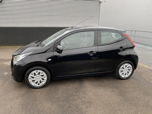 Toyota AYGO 1.0 VVT-i x-play limited NL-auto, boekjes compleet! Navigatie Apple CarPlay/Android Auto, achteruitrij camera, airco, neerklapbare achterbank,