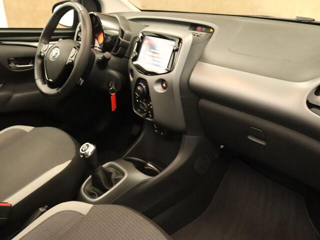Toyota AYGO 1.0 VVT-i x-play cabrio - ORIGINEEL NEDERLANDSE AUTO - GEHEEL HOMMEL ONDERHOUDEN - CABRIO DAK - APPLE CARPLAY/ANDROID AUTO - ACHTERUITRIJ CAMERA -ELEKTRISCH VERSTELBARE BUITENSPIEGELS