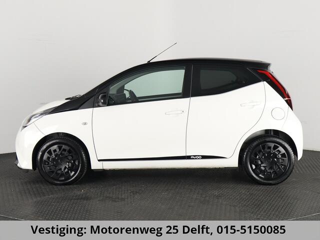Toyota AYGO 1.0 VVT-i XPLAY BI-TONE AUTOMAAT GARANTIE 9-2030 ! CAMERA. AIRCO.