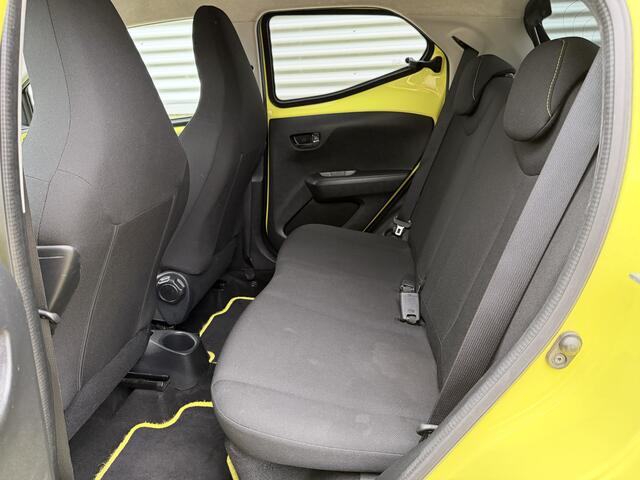 Toyota AYGO 1.0 VVT-i x-cite Yellow & Black [ airco,camera,cruise,lmv ]