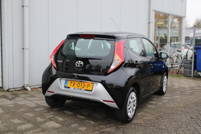 Toyota AYGO 1.0 VVT-i x-play + Navigatie