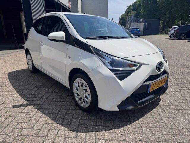 Toyota AYGO 1.0 VVT-i x-play 5 Drs. Airco, Navi. Bleuth. Camera.