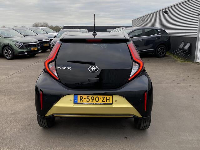 Toyota AYGO X 1.0 VVT-i MT Premium NL-auto vol luxe, boekjes compleet, dealer onderhouden! Stoelverwarming, parkeersensoren, navigatie, Apple CarPlay/Android Auto, JBL premium audio!