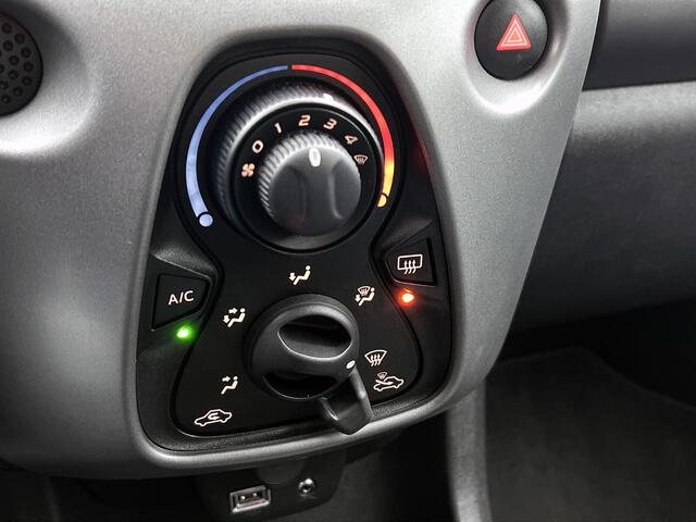 Toyota AYGO 1.0 VVT-i x-play Automaat | Premium uitvoering | | Parkeersensoren voor en achter |