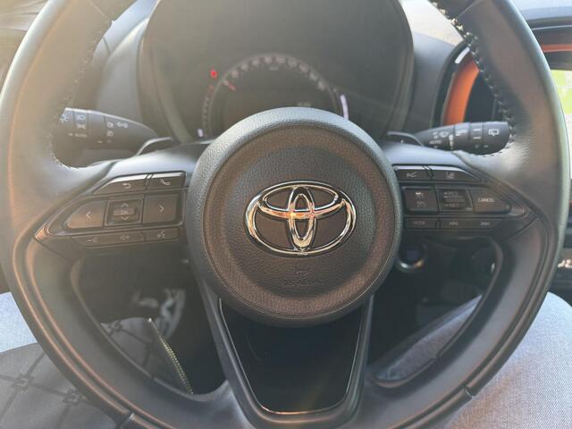 Toyota AYGO X 1.0 VVT-i S-CVT Limited AUTOMAAT | TWO TONE COLOR | DODEHOEK DETECTIE | ACHTERUIT RIJ CAMERA| SPORT STOELEN| KEYLESS ENTRY/GO| NAVIGATIE | LED KOPLAMPEN | STOEL VERWARMING |