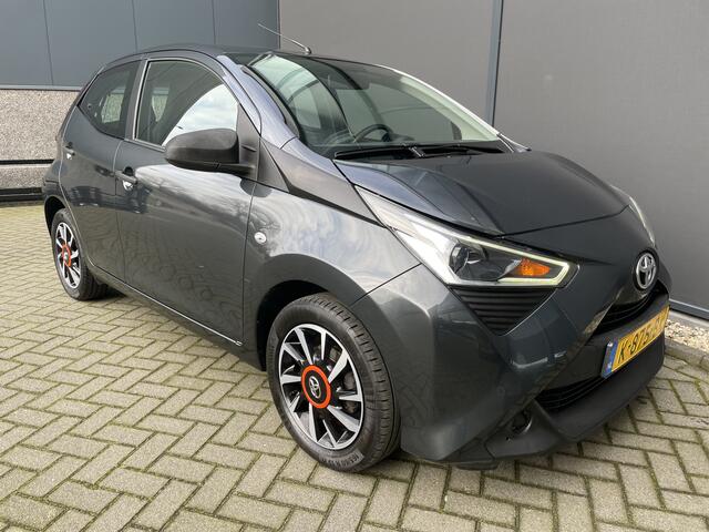 Toyota AYGO 1.0 VVT-i x-fun Airco - Cruise control - Licht metalen velgen 15 inch - Bluetooth - Elektrische ramen voor - Radio - Start/stop systeem - Stuur multifunctioneel - Led verlichting