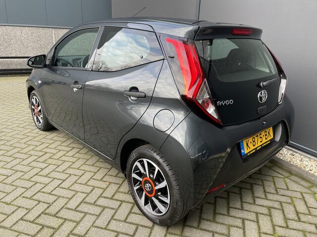 Toyota AYGO 1.0 VVT-i x-fun Airco - Cruise control - Licht metalen velgen 15 inch - Bluetooth - Elektrische ramen voor - Radio - Start/stop systeem - Stuur multifunctioneel - Led verlichting