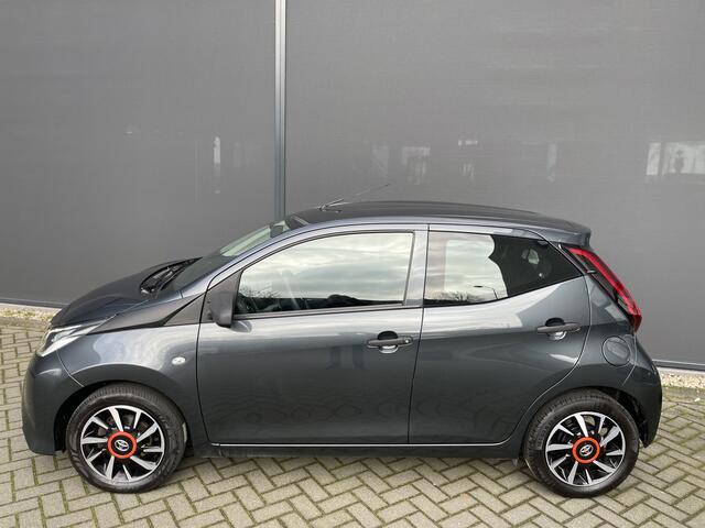 Toyota AYGO 1.0 VVT-i x-fun Airco - Cruise control - Licht metalen velgen 15 inch - Bluetooth - Elektrische ramen voor - Radio - Start/stop systeem - Stuur multifunctioneel - Led verlichting