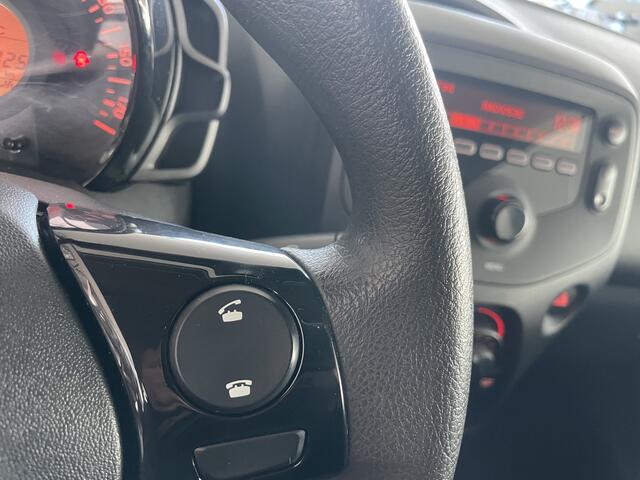 Toyota AYGO 1.0 VVT-i x-fun Airco - Cruise control - Licht metalen velgen 15 inch - Bluetooth - Elektrische ramen voor - Radio - Start/stop systeem - Stuur multifunctioneel - Led verlichting