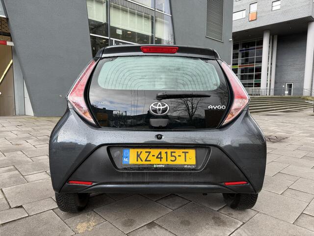 Toyota AYGO 1.0 VVT-i x-fun Grijs | 129.641 km | 2017