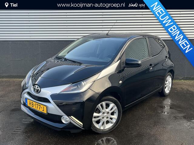 Toyota AYGO 1.0 VVT-i x-joy Nieuw geleverd incl: Climate control, Parkeerhulp camera, Navigatie, LM velgen, Metallic lak,