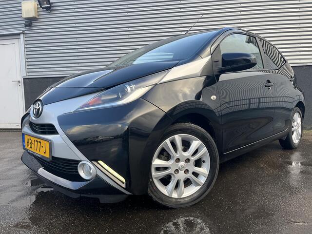 Toyota AYGO 1.0 VVT-i x-joy Nieuw geleverd incl: Climate control, Parkeerhulp camera, Navigatie, LM velgen, Metallic lak,